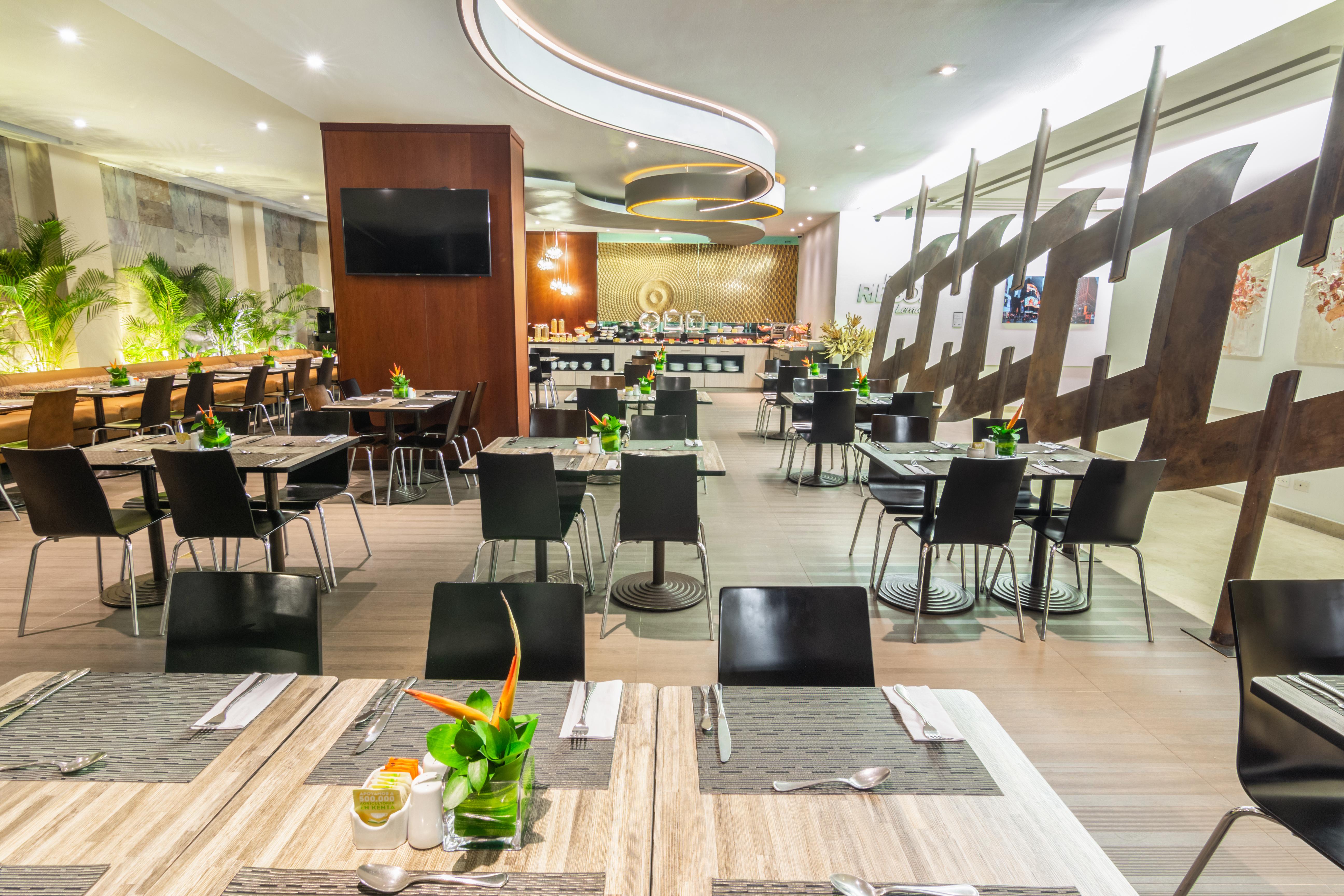 Best Western Plus 93 Park Hotel Богота Екстериор снимка The lounge at Kuala Lumpur International Airport