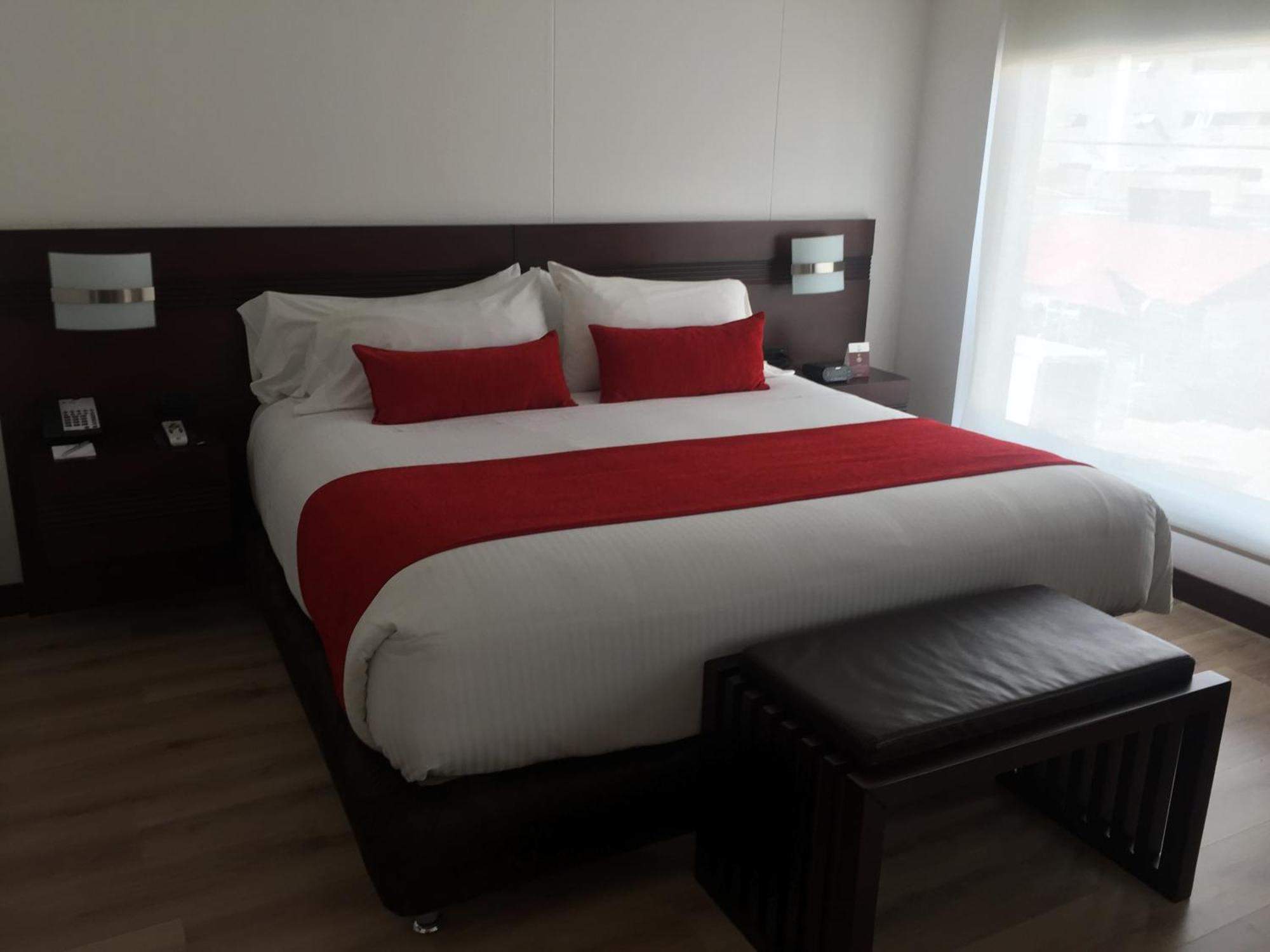 Best Western Plus 93 Park Hotel Богота Екстериор снимка A bed with a bed runner