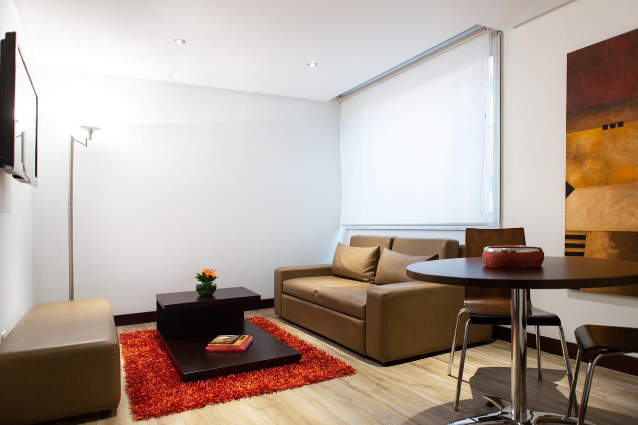 Best Western Plus 93 Park Hotel Богота Екстериор снимка A living room with a roller blind